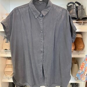 Quince Women's Black Casual Button Down Shirt